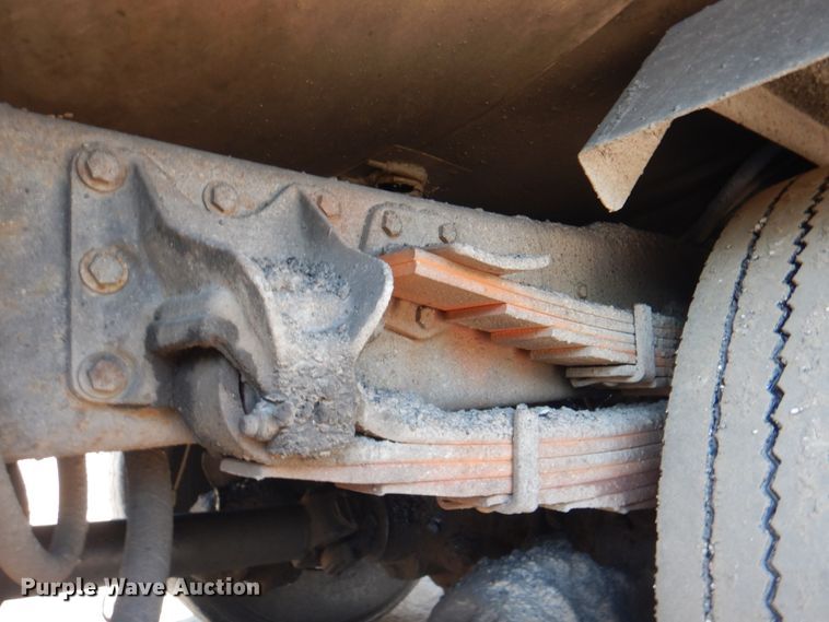 image for item JY9774 1992 Mack Midliner  oil distributor truck