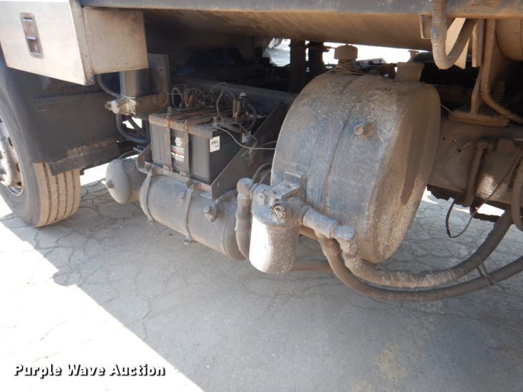 image for item JY9774 1992 Mack Midliner  oil distributor truck