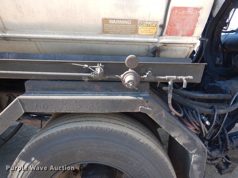 image for item JY9774 1992 Mack Midliner  oil distributor truck