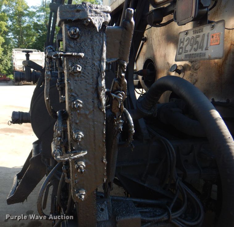 image for item JY9774 1992 Mack Midliner  oil distributor truck