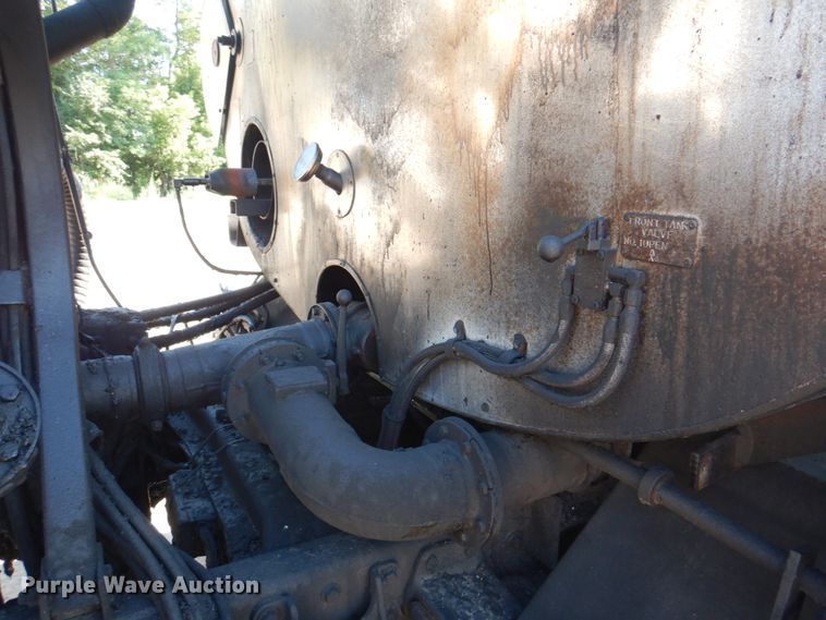 image for item JY9774 1992 Mack Midliner  oil distributor truck