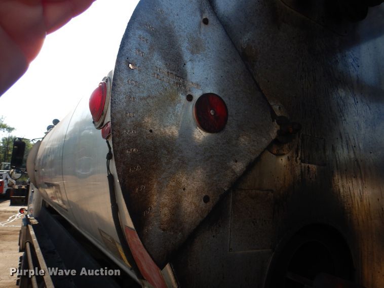 image for item JY9774 1992 Mack Midliner  oil distributor truck