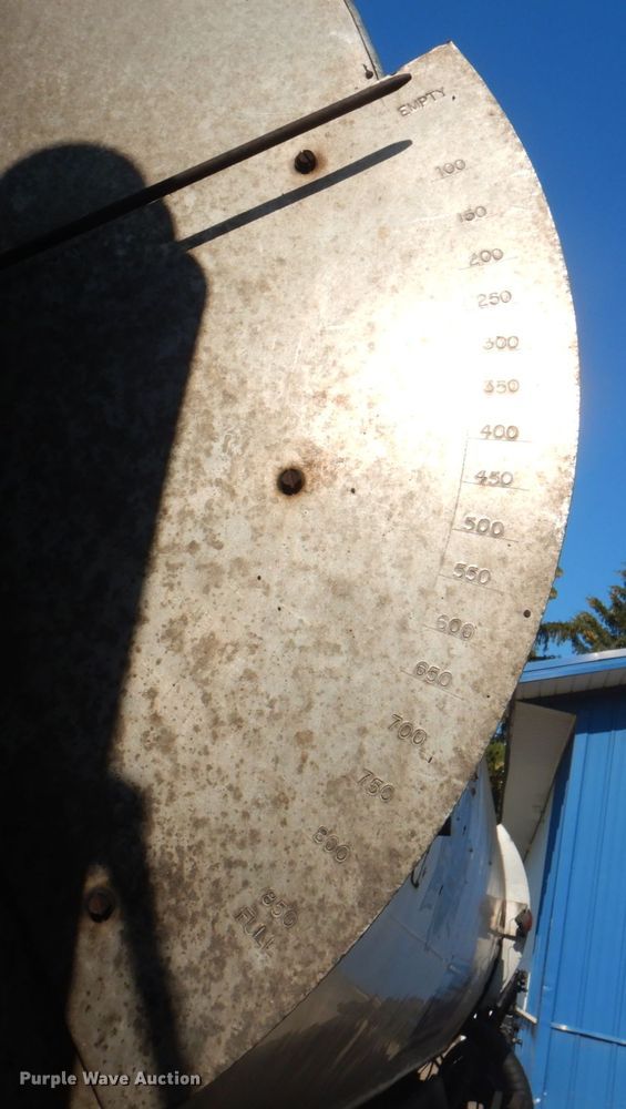 image for item JY9774 1992 Mack Midliner  oil distributor truck