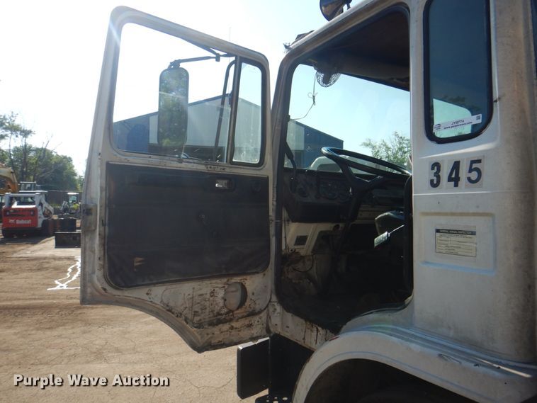 image for item JY9774 1992 Mack Midliner  oil distributor truck