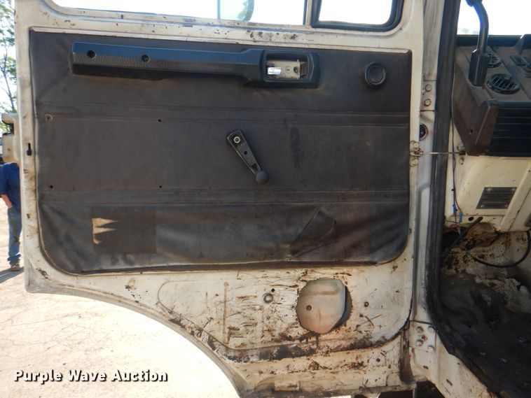 image for item JY9774 1992 Mack Midliner  oil distributor truck