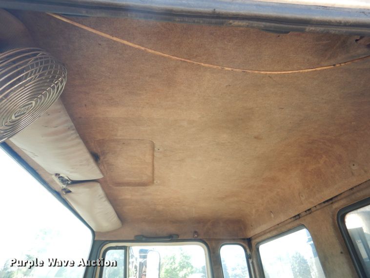 image for item JY9774 1992 Mack Midliner  oil distributor truck