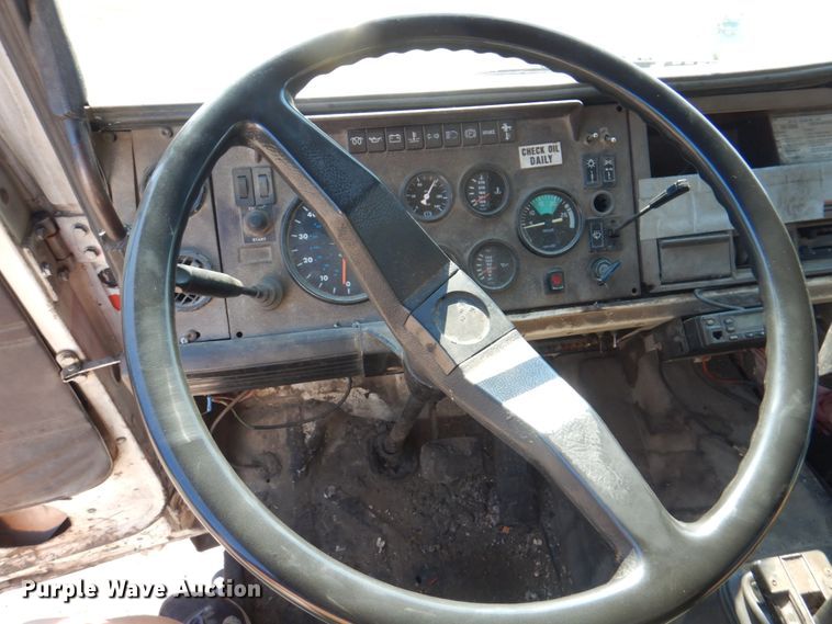 image for item JY9774 1992 Mack Midliner  oil distributor truck