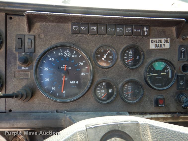 image for item JY9774 1992 Mack Midliner  oil distributor truck