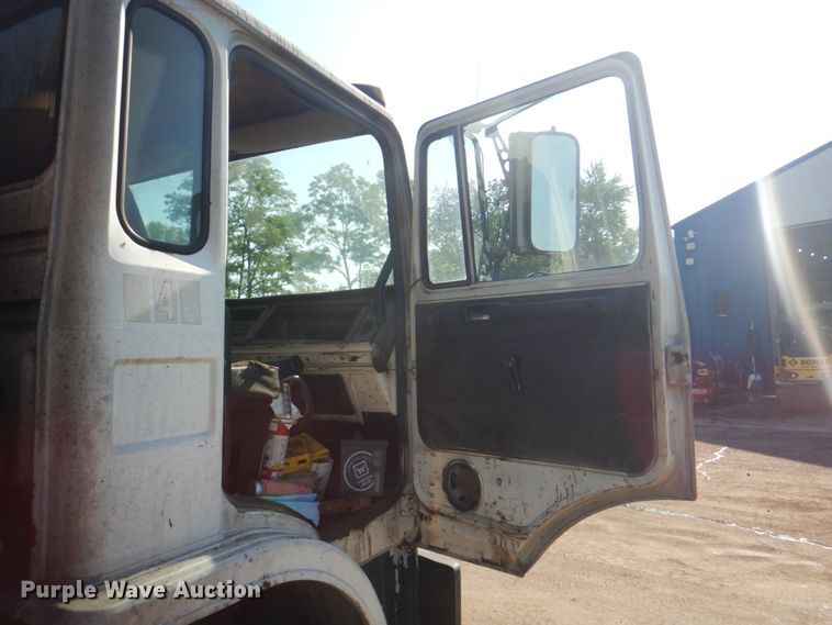 image for item JY9774 1992 Mack Midliner  oil distributor truck