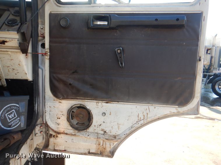 image for item JY9774 1992 Mack Midliner  oil distributor truck