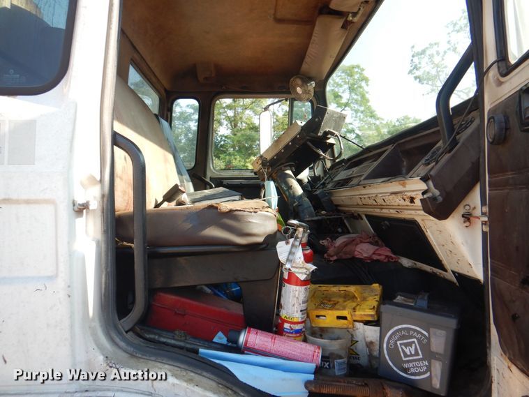 image for item JY9774 1992 Mack Midliner  oil distributor truck