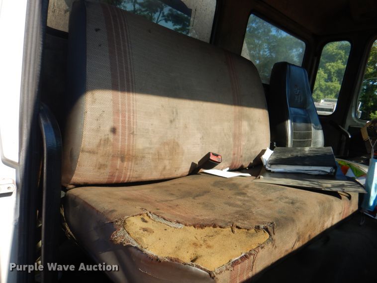 image for item JY9774 1992 Mack Midliner  oil distributor truck