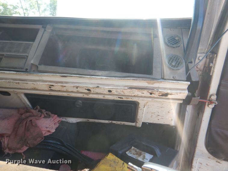 image for item JY9774 1992 Mack Midliner  oil distributor truck