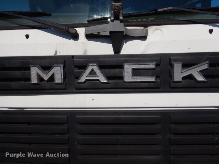 image for item JY9774 1992 Mack Midliner  oil distributor truck