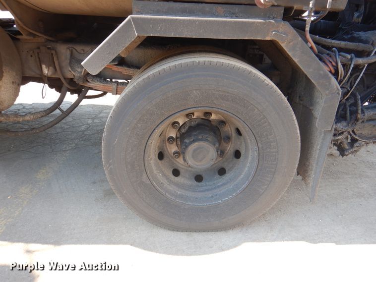 image for item JY9774 1992 Mack Midliner  oil distributor truck