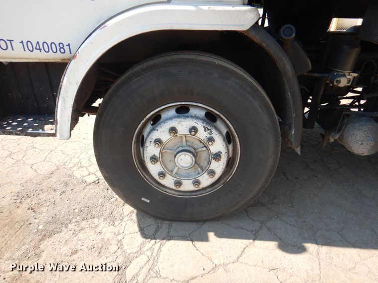 image for item JY9774 1992 Mack Midliner  oil distributor truck