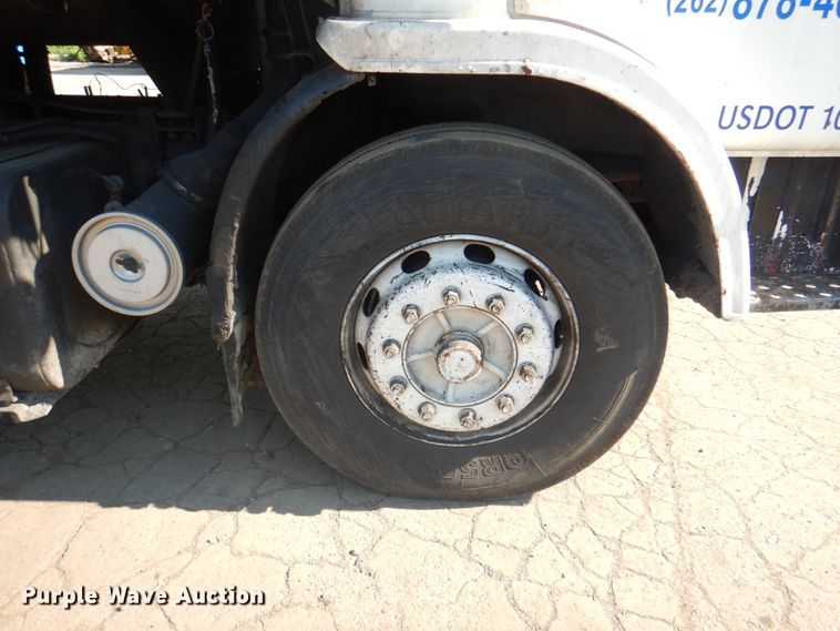 image for item JY9774 1992 Mack Midliner  oil distributor truck