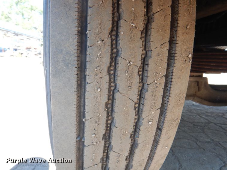 image for item JY9774 1992 Mack Midliner  oil distributor truck