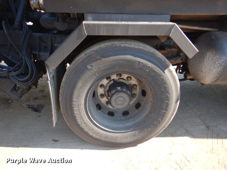 image for item JY9774 1992 Mack Midliner  oil distributor truck