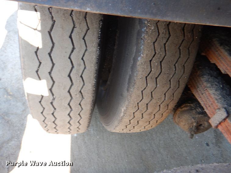 image for item JY9774 1992 Mack Midliner  oil distributor truck