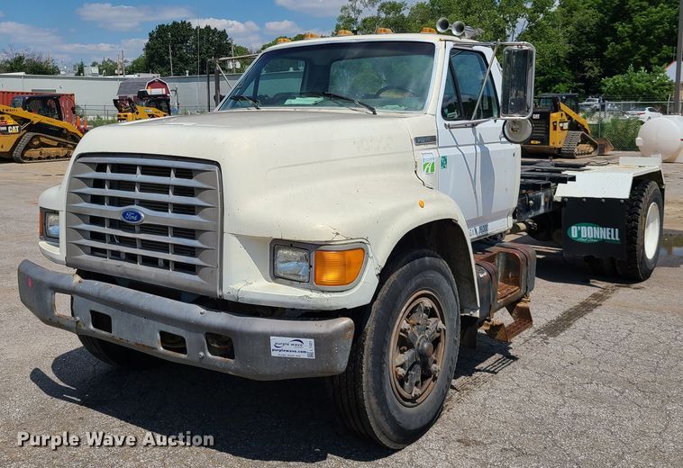 image for item L1321 1995 Ford F800  truck cab and chassis
