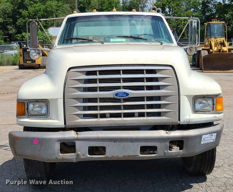 image for item L1321 1995 Ford F800  truck cab and chassis