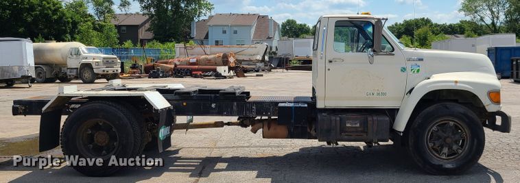 image for item L1321 1995 Ford F800  truck cab and chassis