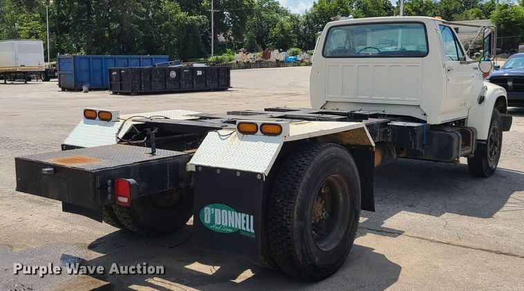 image for item L1321 1995 Ford F800  truck cab and chassis