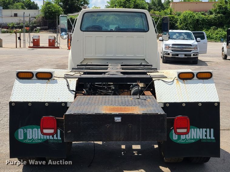 image for item L1321 1995 Ford F800  truck cab and chassis