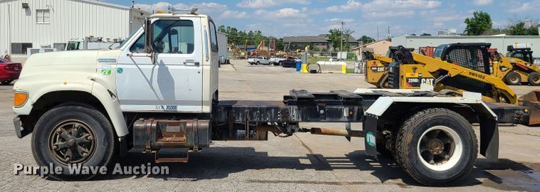 image for item L1321 1995 Ford F800  truck cab and chassis