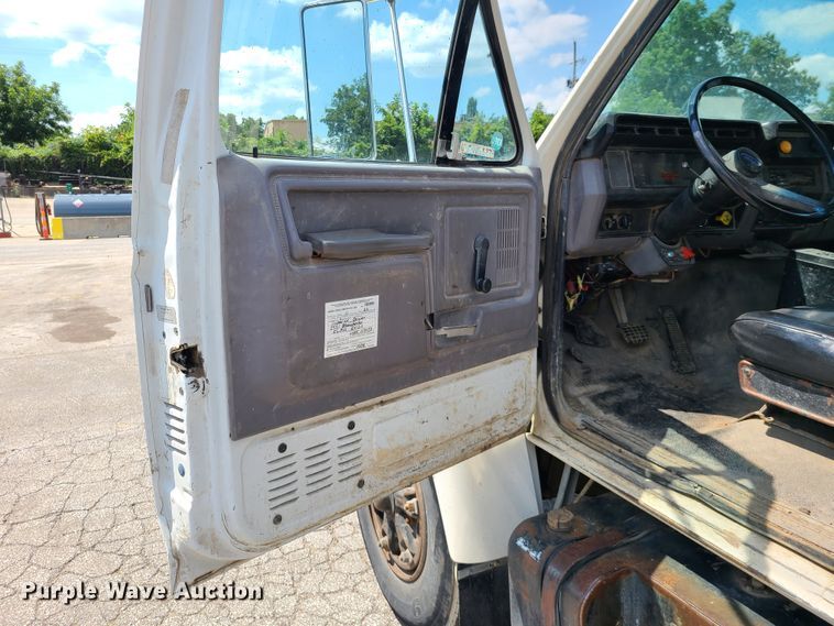 image for item L1321 1995 Ford F800  truck cab and chassis