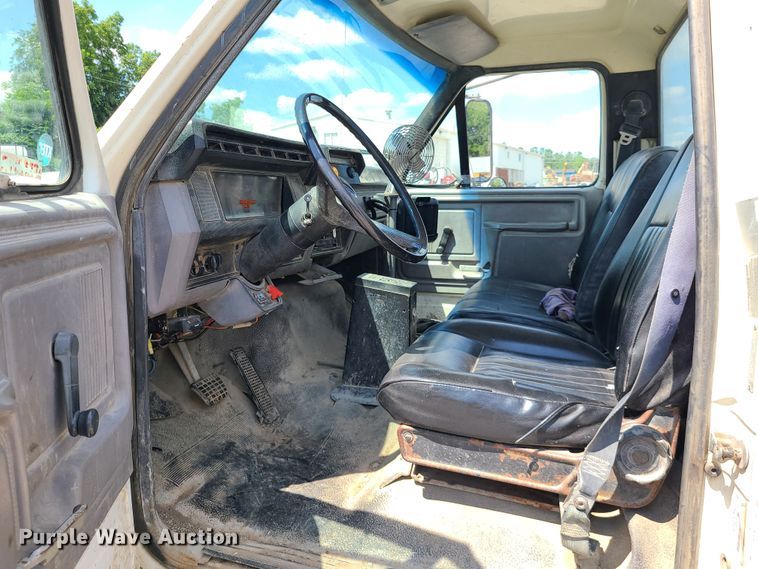 image for item L1321 1995 Ford F800  truck cab and chassis