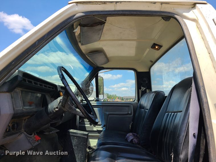 image for item L1321 1995 Ford F800  truck cab and chassis