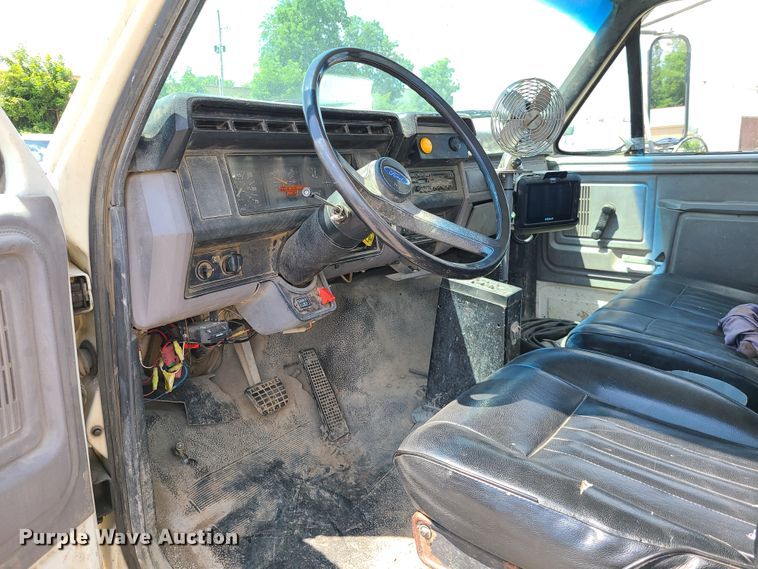 image for item L1321 1995 Ford F800  truck cab and chassis