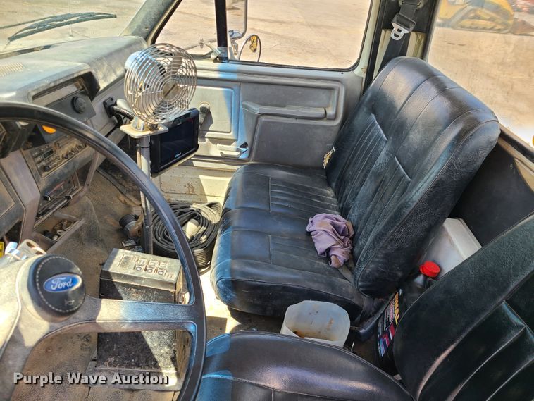 image for item L1321 1995 Ford F800  truck cab and chassis