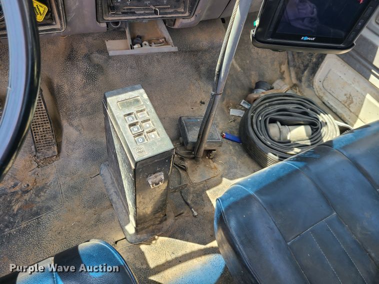 image for item L1321 1995 Ford F800  truck cab and chassis