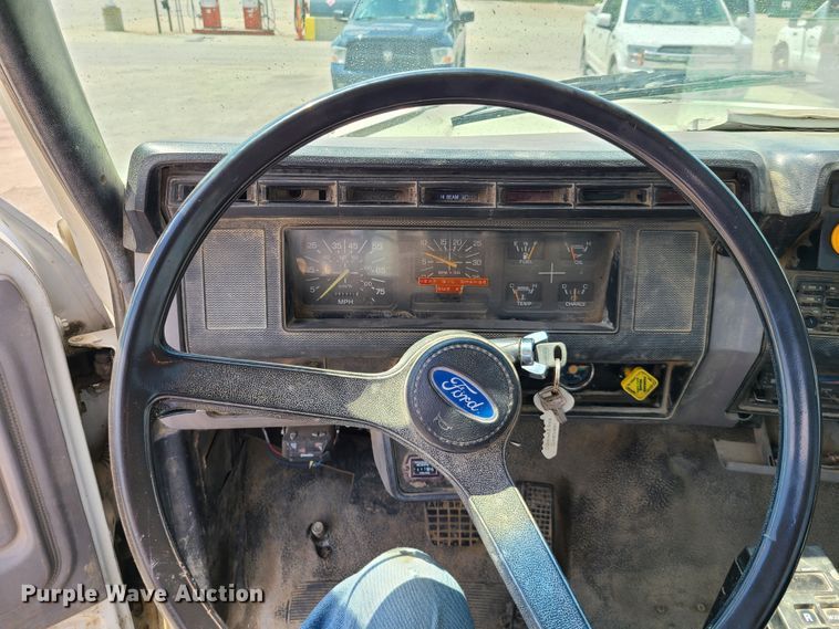 image for item L1321 1995 Ford F800  truck cab and chassis