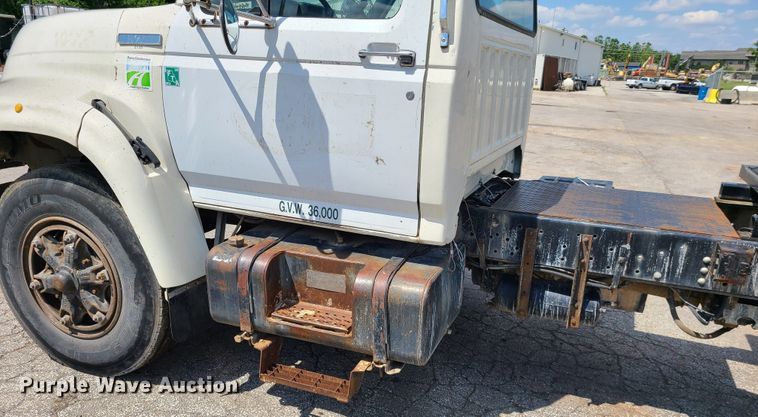 image for item L1321 1995 Ford F800  truck cab and chassis