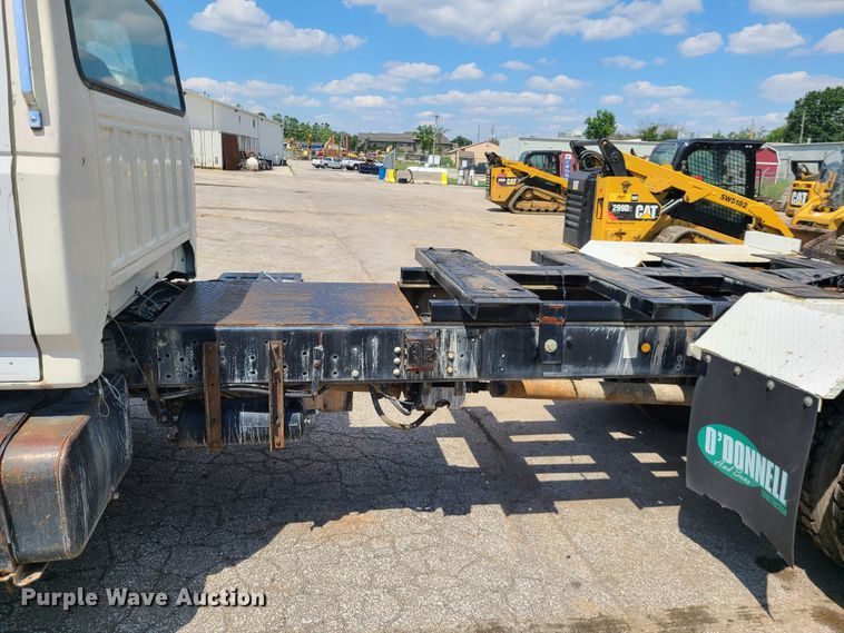 image for item L1321 1995 Ford F800  truck cab and chassis