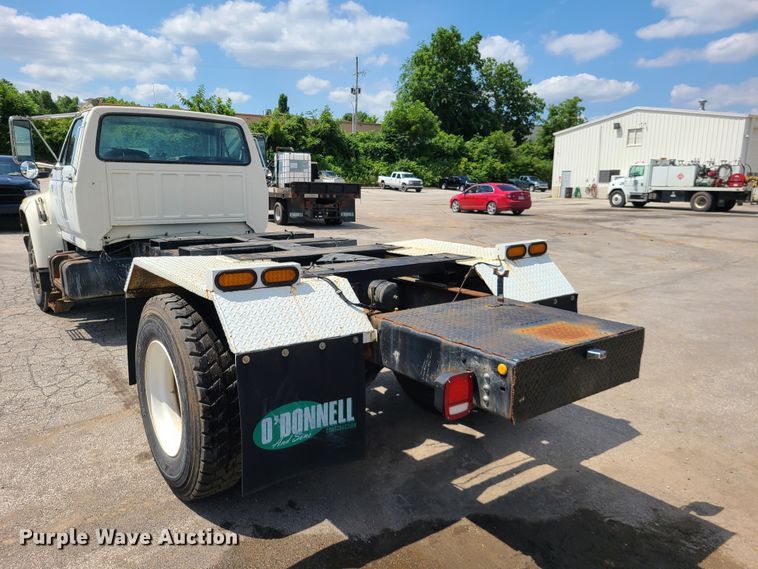 image for item L1321 1995 Ford F800  truck cab and chassis