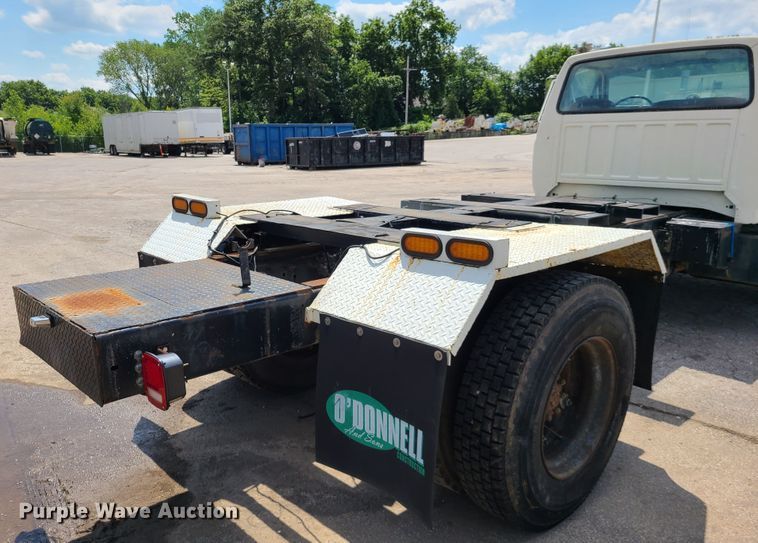 image for item L1321 1995 Ford F800  truck cab and chassis