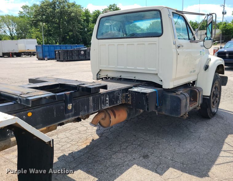 image for item L1321 1995 Ford F800  truck cab and chassis