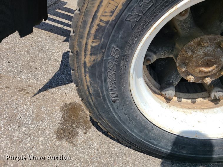 image for item L1321 1995 Ford F800  truck cab and chassis