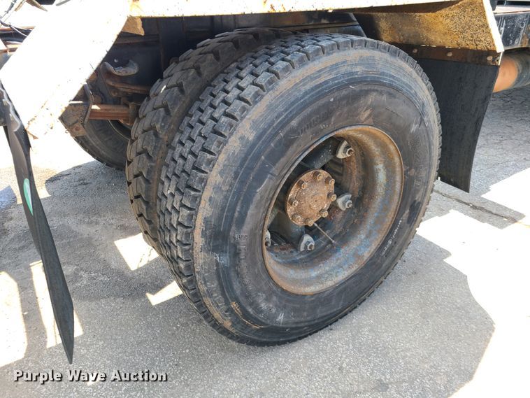 image for item L1321 1995 Ford F800  truck cab and chassis