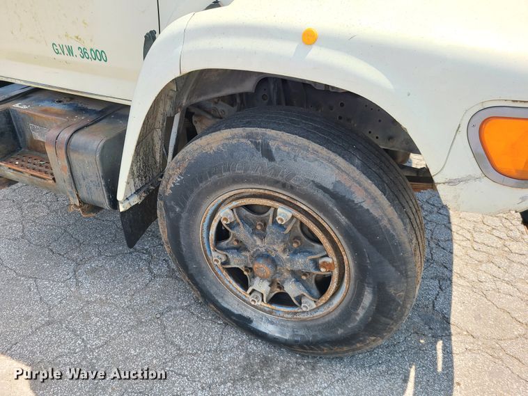 image for item L1321 1995 Ford F800  truck cab and chassis