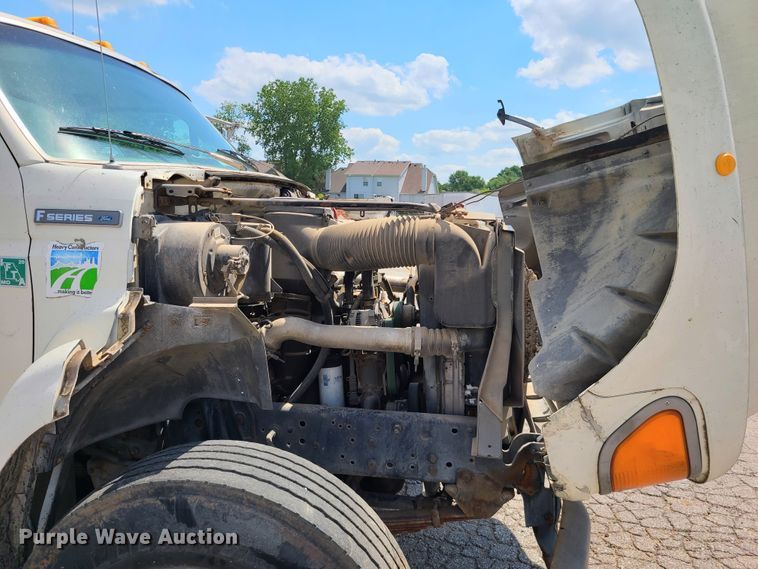 image for item L1321 1995 Ford F800  truck cab and chassis