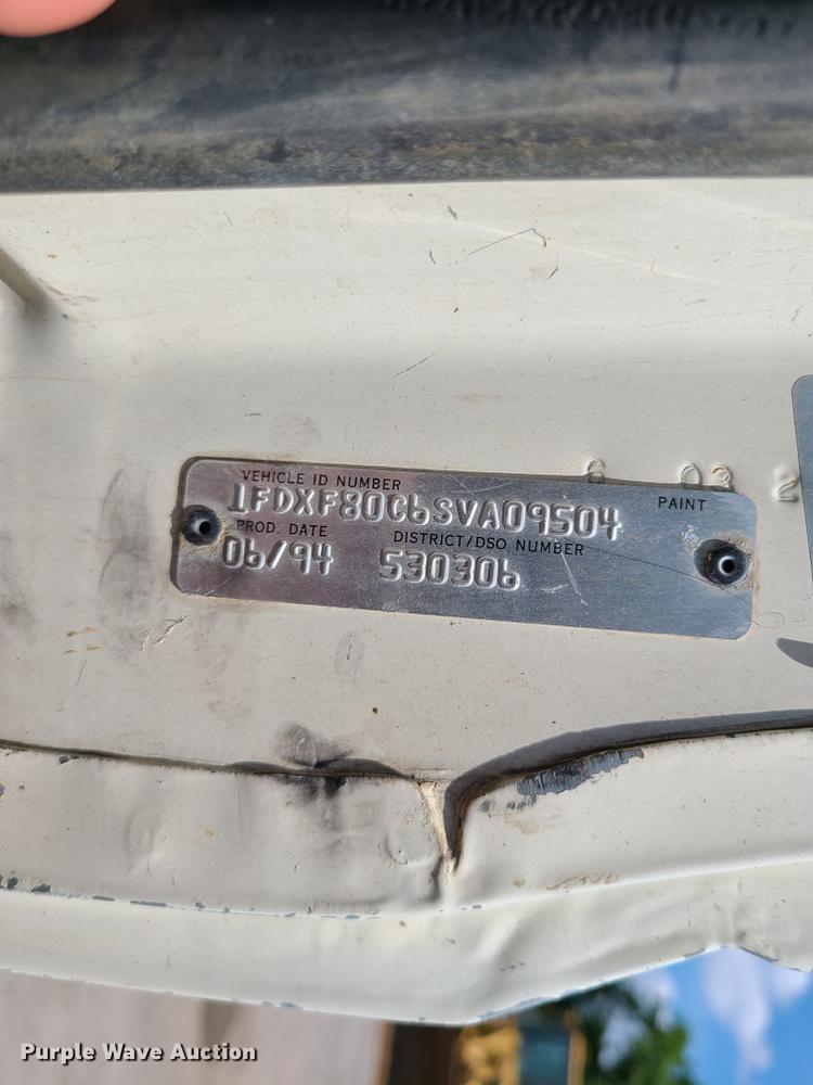 image for item L1321 1995 Ford F800  truck cab and chassis