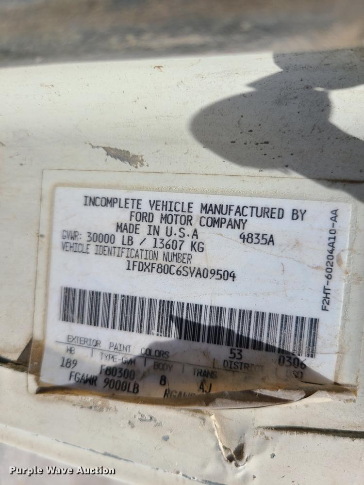 image for item L1321 1995 Ford F800  truck cab and chassis