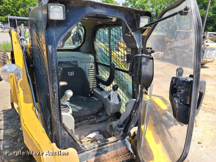 image for item L1322 2011 Caterpillar 262C  skid steer loader