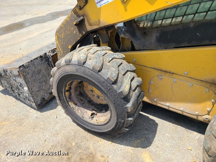 image for item L1322 2011 Caterpillar 262C  skid steer loader